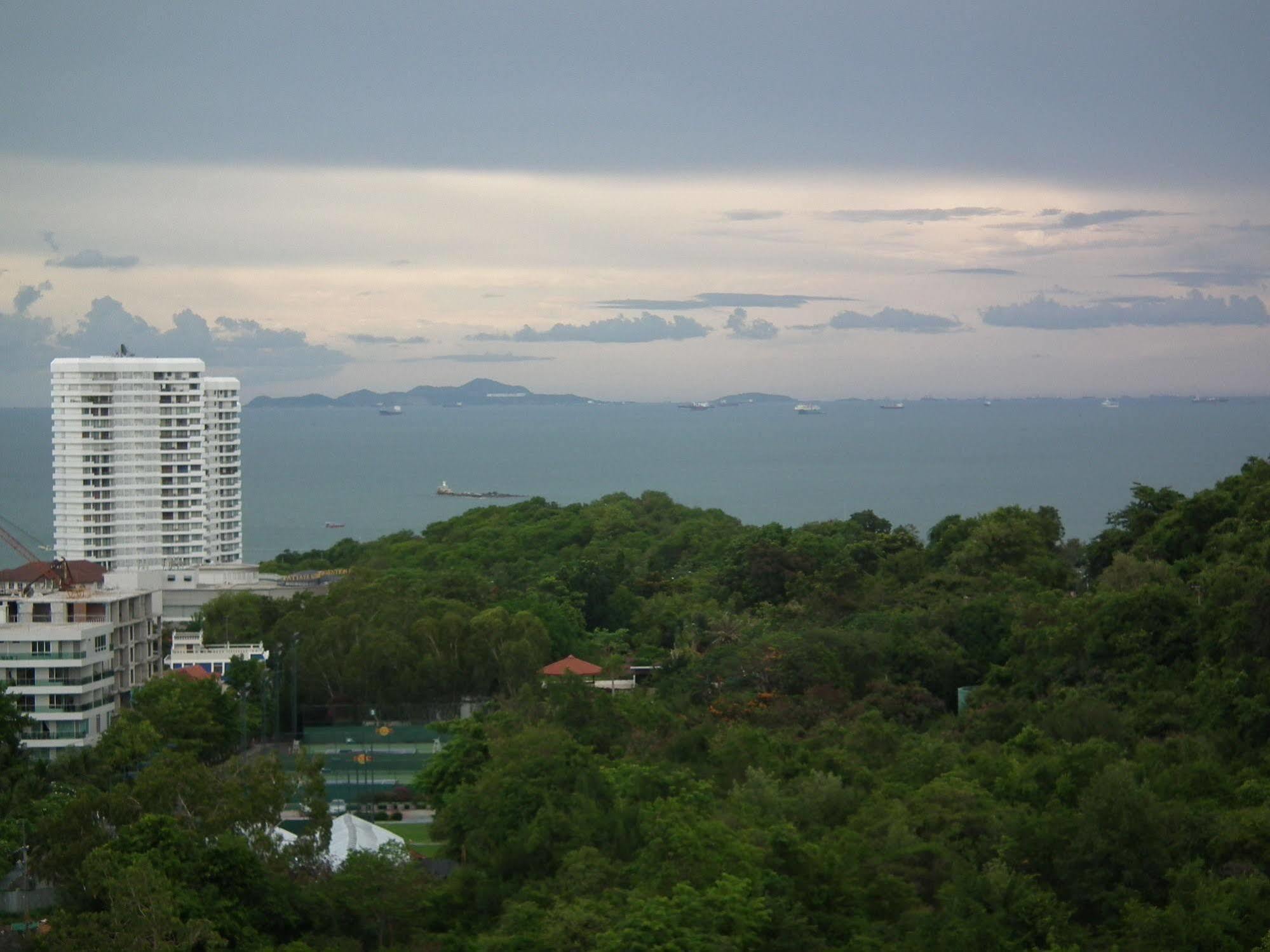 Abricole At Pattaya Hill Apartment Luaran gambar